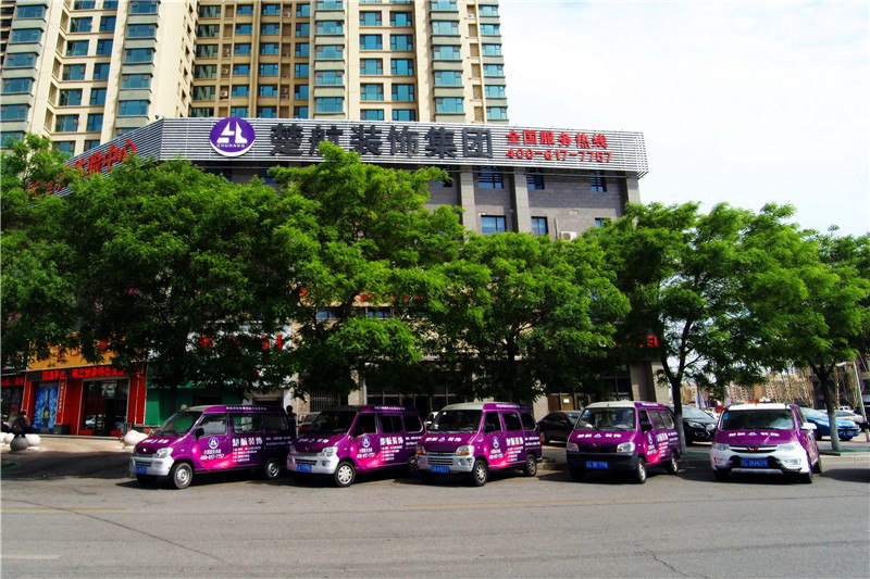 欧美洲老美女展示蚤逼逼楚航装饰外景